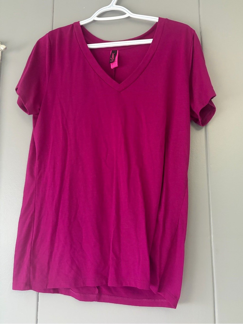 La SENZA Women's V-Neck Tee in Deep Magenta